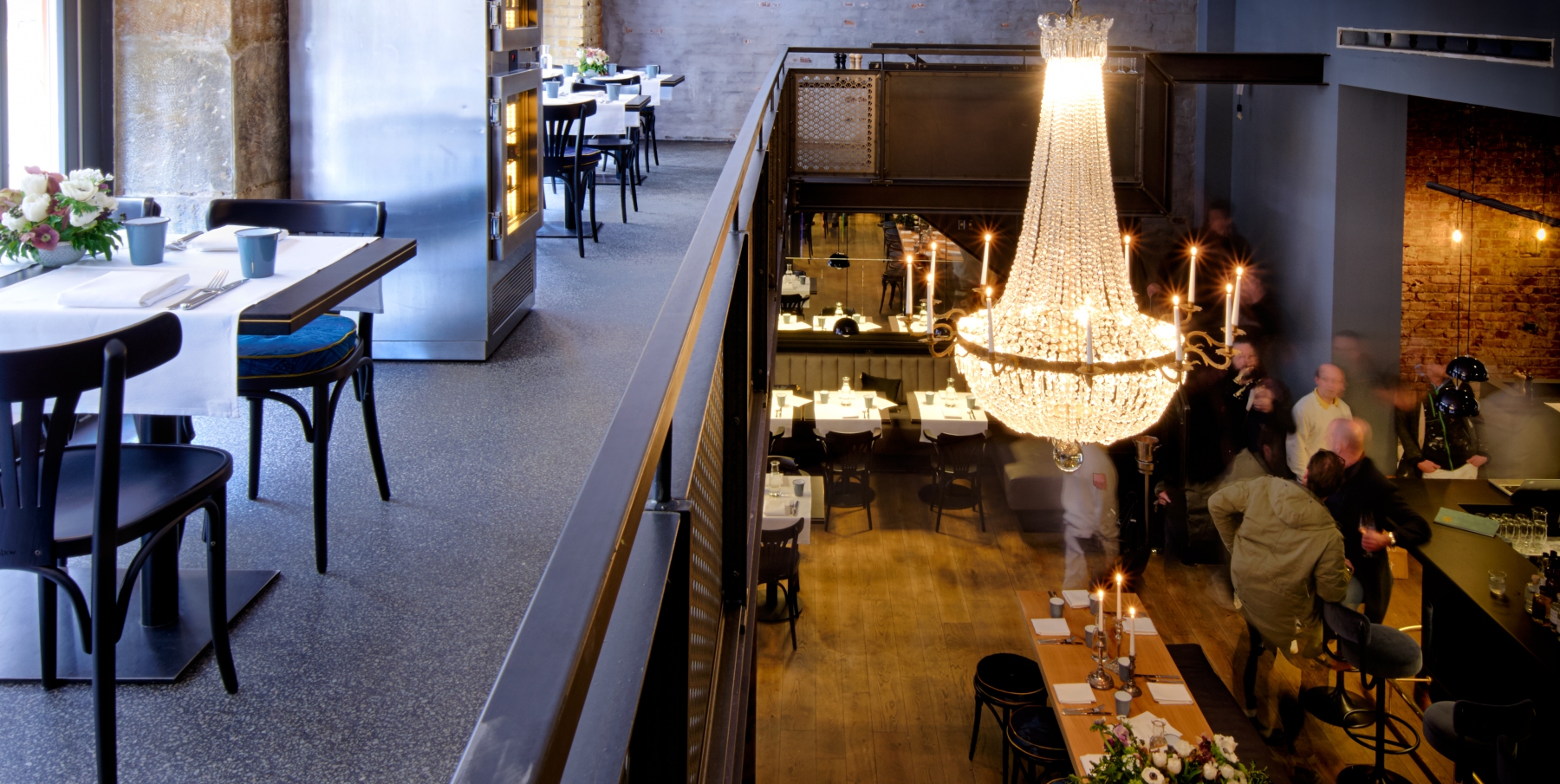 Restaurant mit dem antiken Kronleuchter im Zentrum