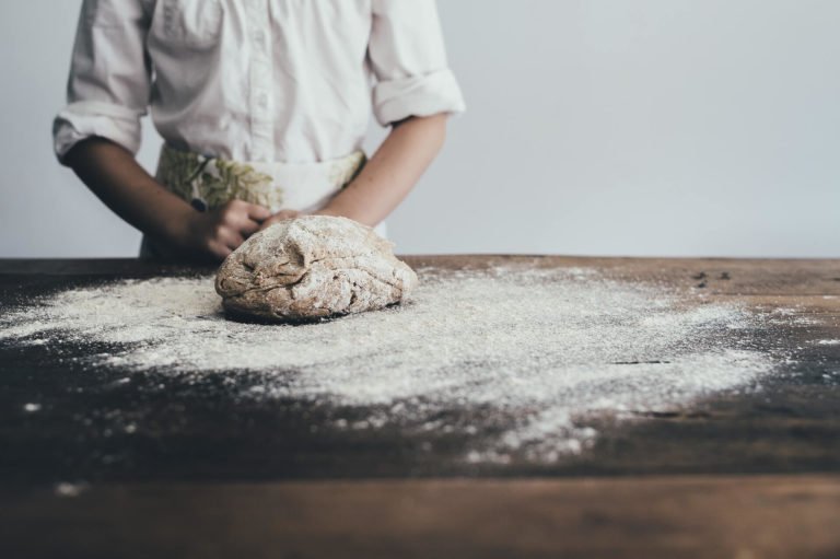 Bäcker mit Brot